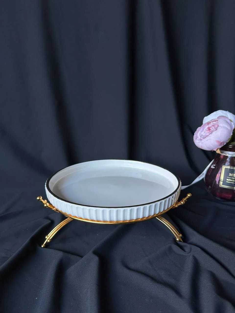 Блюдо на золотій підставці, фото №1 Блюдо на золотій підставці, фото №1