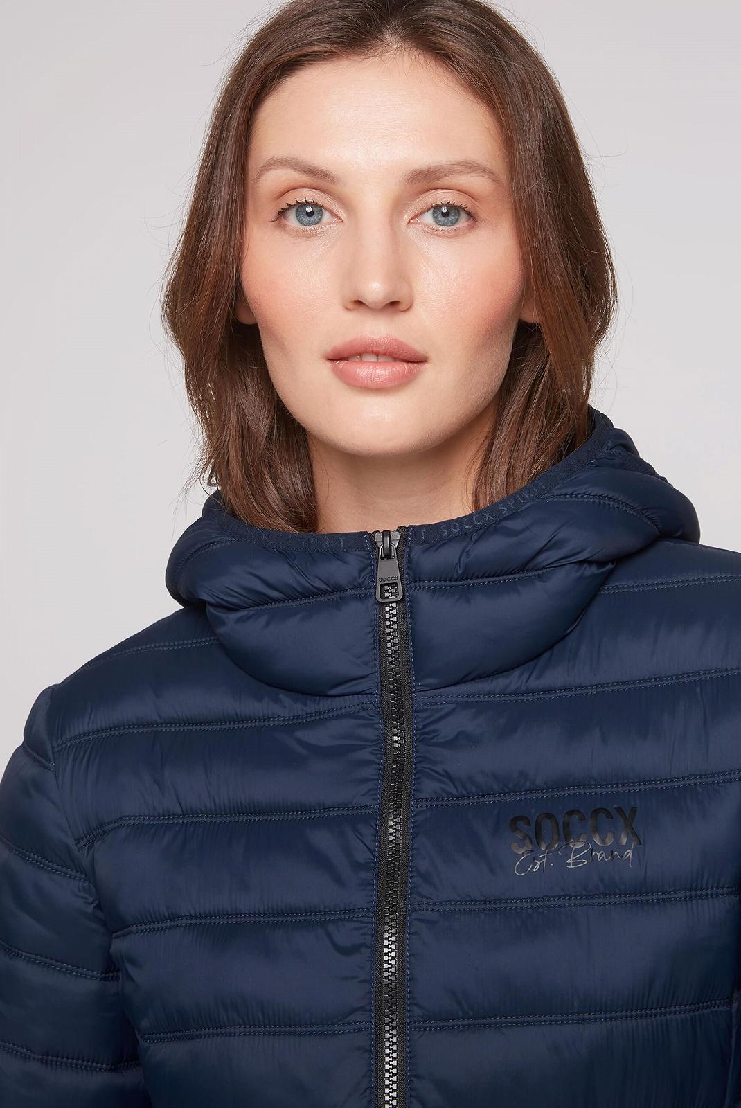 Легка стьобана куртка з капюшоном SOCCX для жінок, фото №4