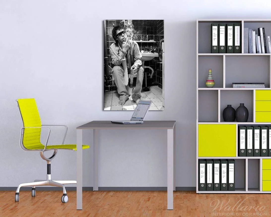 Скляна картина Wallario Kloparty Sexy Man on Toilet with Cigarette SW 60 x 90 см, фото №3 Скляна картина Wallario Kloparty Sexy Man on Toilet with Cigarette SW 60 x 90 см, фото №3