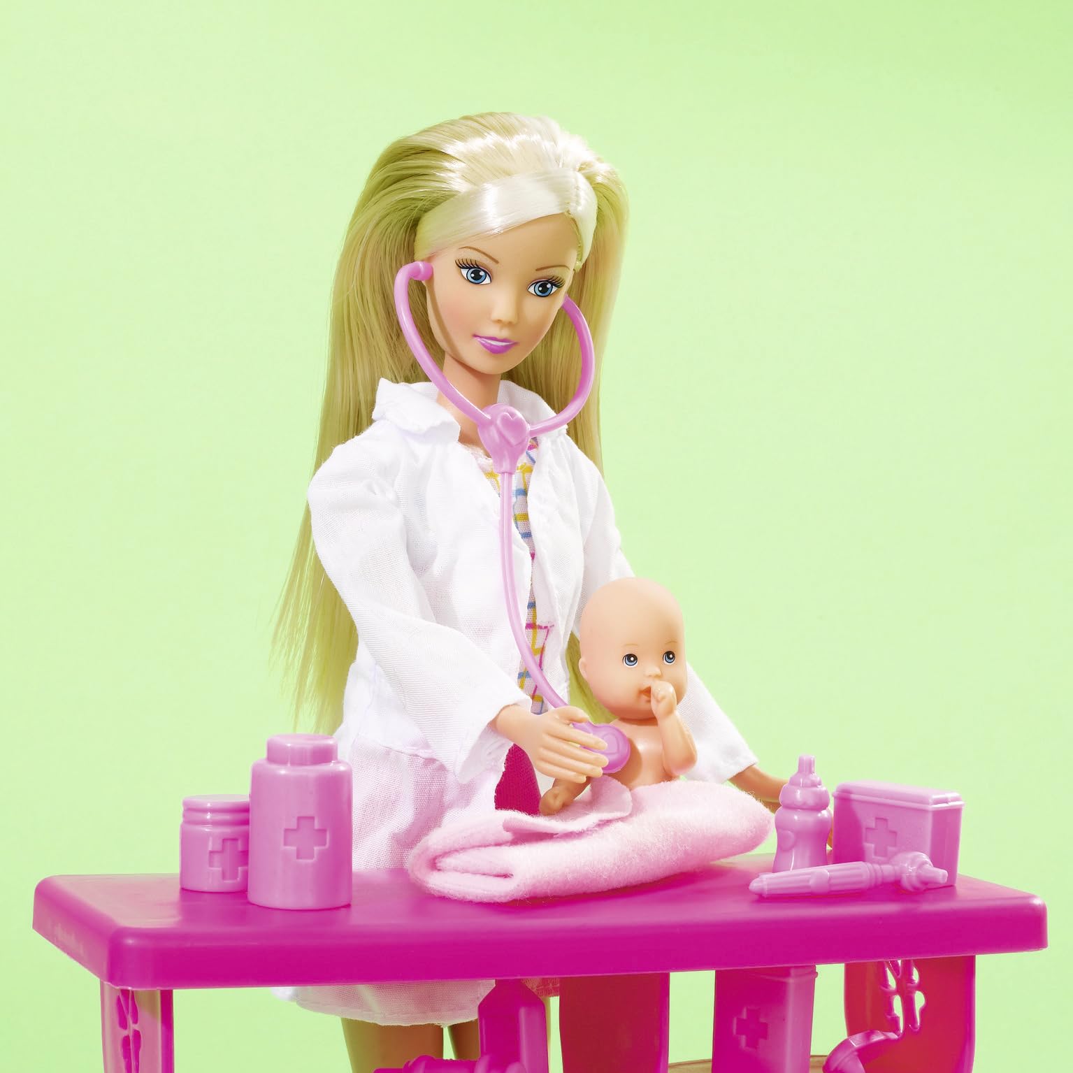 Кукла Simba Steffi Love Baby Doctor Педиатр с 2 куклами, столик для лечения, аксессуары, одетая кукла, 29 см, фото №3 Кукла Simba Steffi Love Baby Doctor Педиатр с 2 куклами, столик для лечения, аксессуары, одетая кукла, 29 см, фото №3