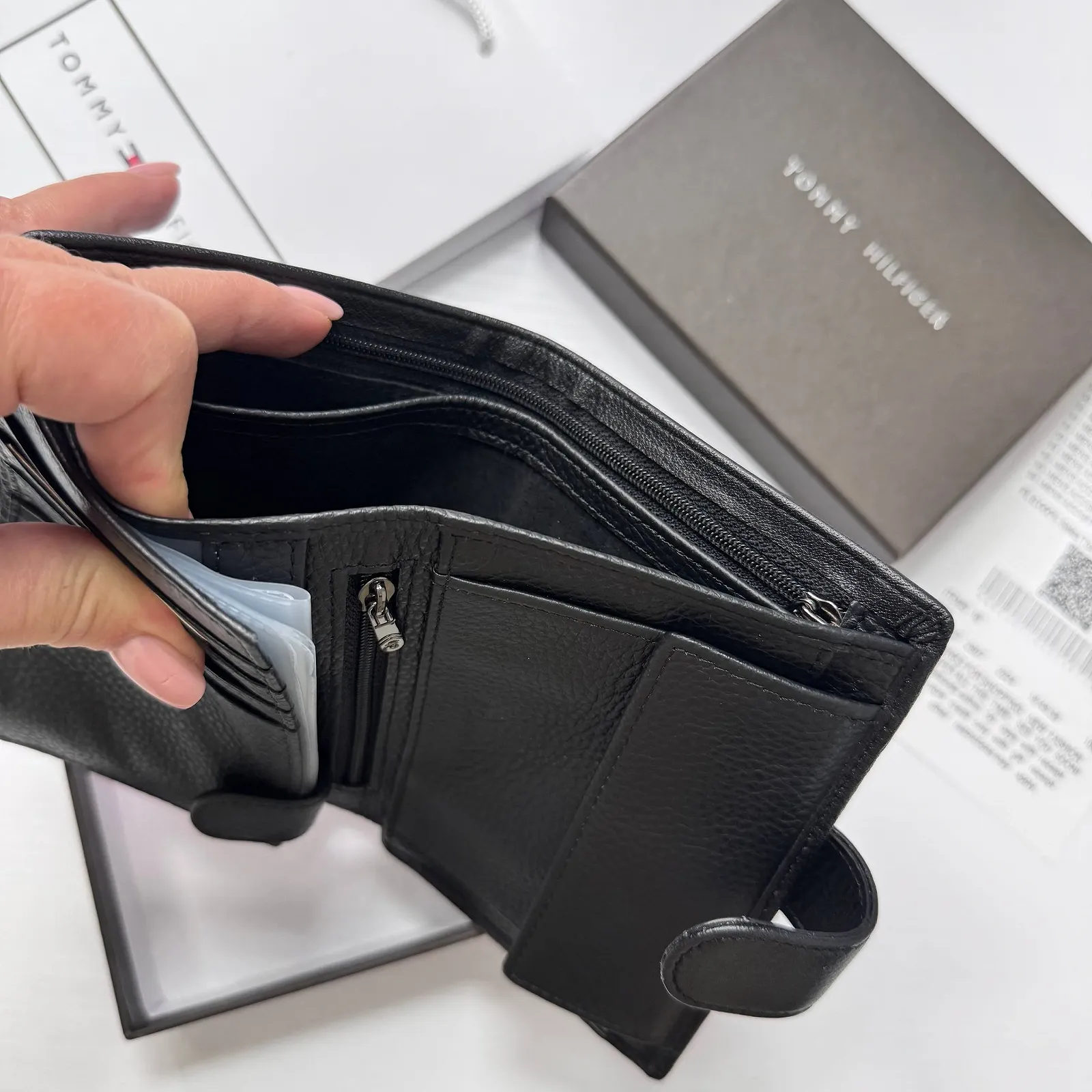 Мужской портмоне кожаный вертикальный на кнопке Tommy Hilfiger, фото №8