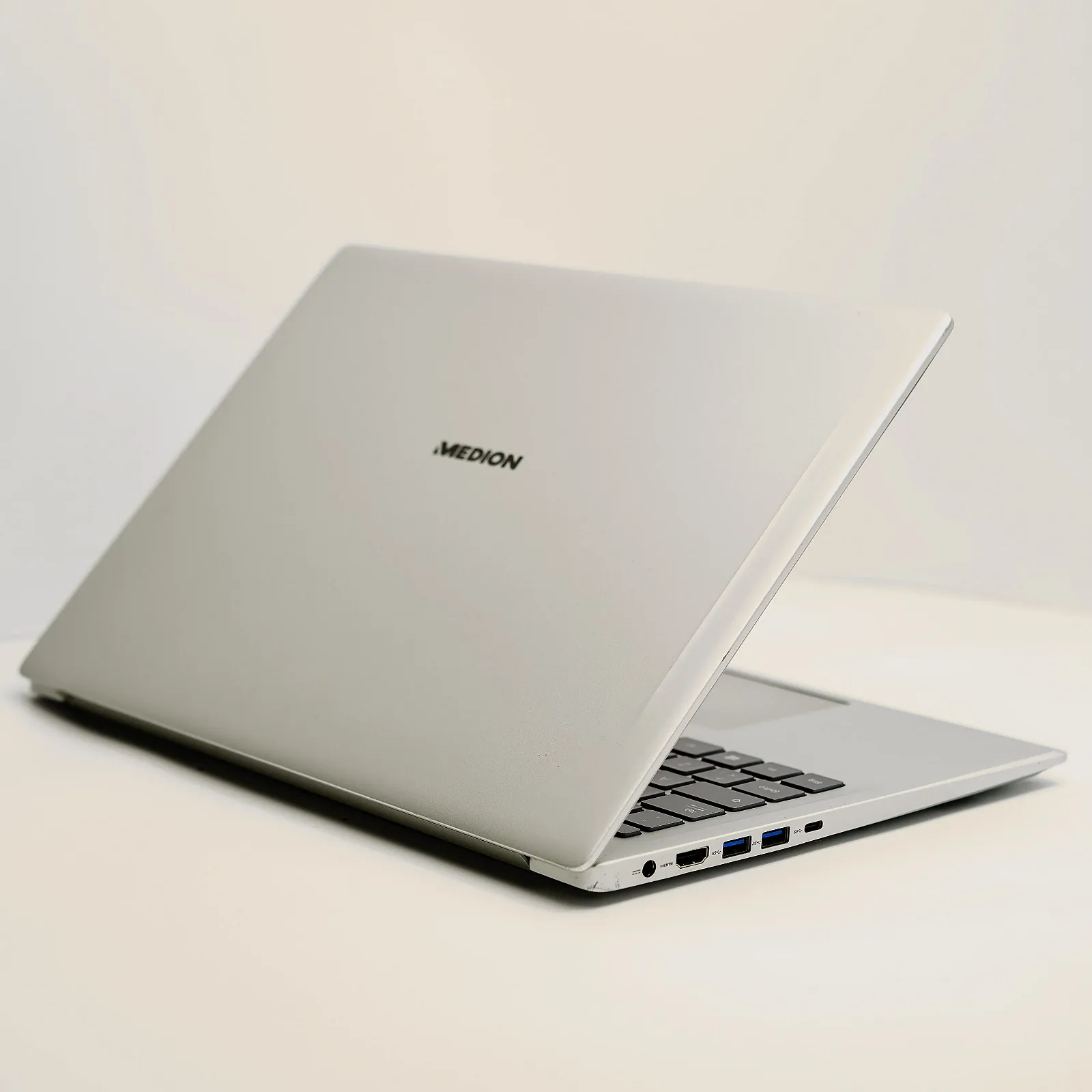 Ноутбук 15.6'' Medion (Lenovo Group) Akoya S6445 | Intel Core i3-8145U | IPS (1920x1080) FullHD | RAM DDR4 8 ГБ | SSD 256 ГБ | Intel UHD Graphics 620 | Light Silver | Металевий корпус | Win11 (5005), фото №3