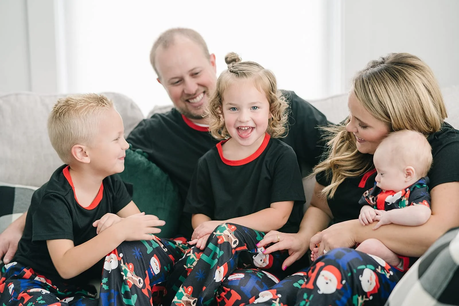 Комплект пижамы IFFEI Family Christmas: футболка с короткими рукавами и штаны с принтом, фото №3 Комплект пижамы IFFEI Family Christmas: футболка с короткими рукавами и штаны с принтом, фото №3