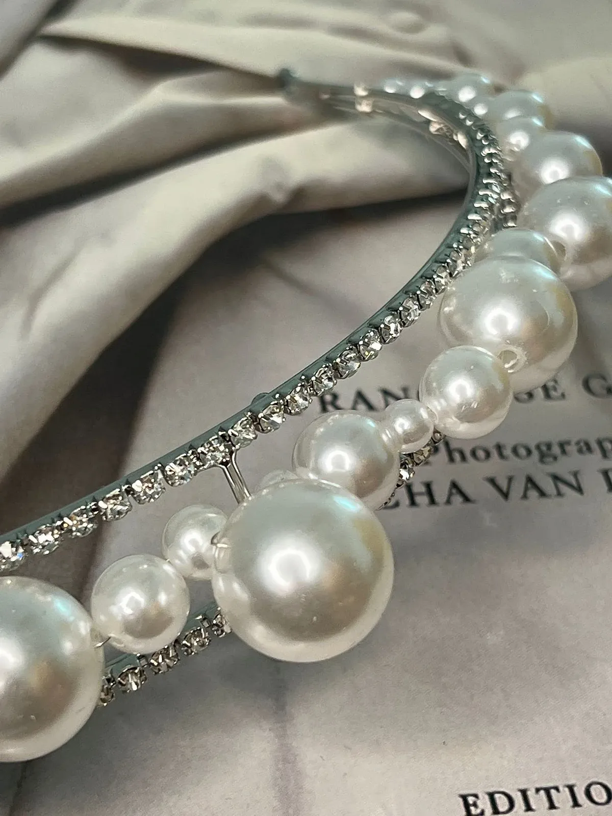 Обруч для волосся з великими блискучими стразами та перлинами, фото №2