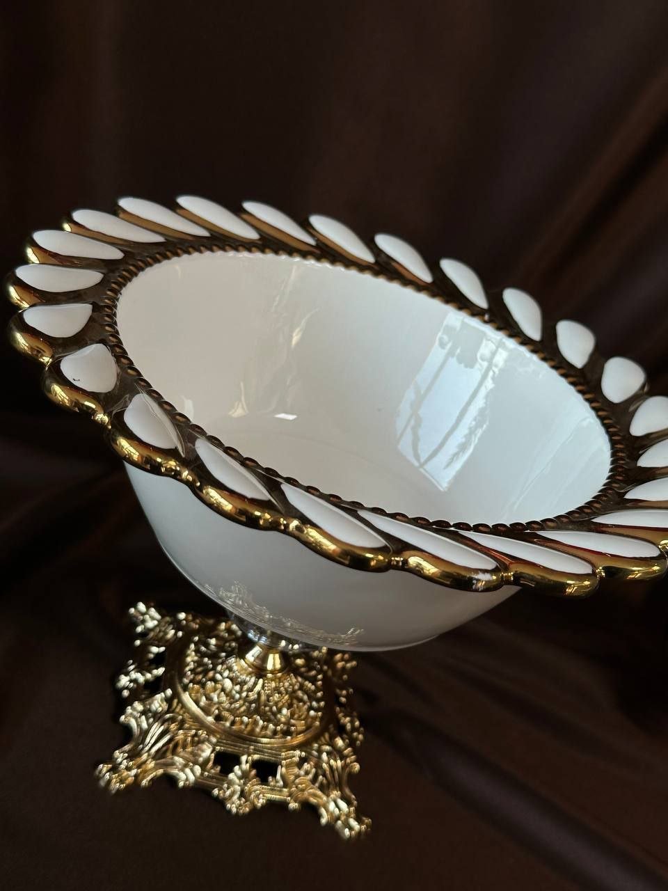 Порцелянова цукерниця з золотим декором 27х27 см, блюдо на золотій ніжці, фото №1