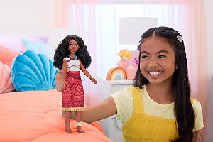Кукла Mattel Disney Moana 2 Moana с 2 аксессуарами, съёмная одежда с ожерельем и браслетом на ногу, вдохновлённая фильмом synthetic.ua - Фото 1