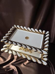 Тортовниця з золотим декором на ніжці Розкіш 25х25 см - Фото 1