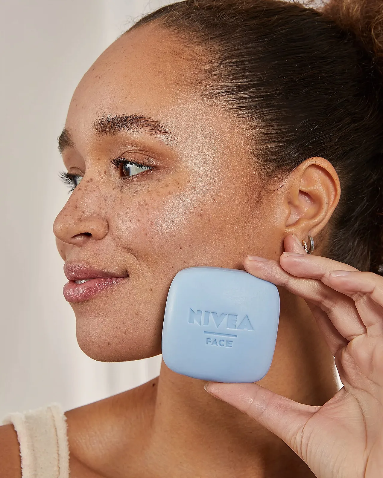 Твердий засіб для вмивання NIVEA NATURALLY CLEAN Refreshing з мигдалевою олією та чорницею, 75 г, фото №4