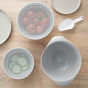 Набір мисок KADAX 1.5 л та 3 л з кришками, совком та друшляком 3.5 л Plastic synthetic.ua - Фото 1