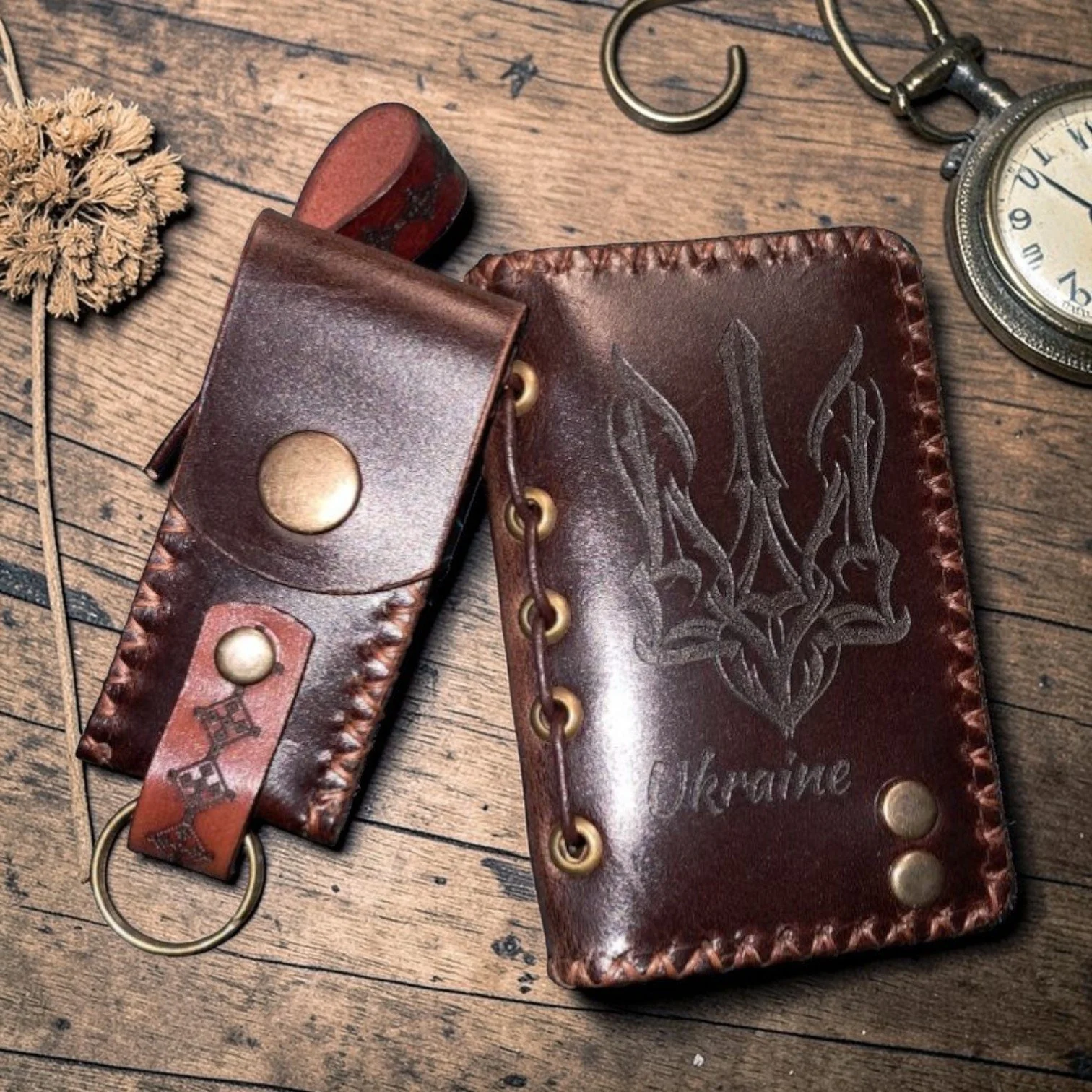 Подарунковий набір шкіряних аксесуарів картхолдер та ключниця з гербом України ручна робота коричневий, фото №1 Подарунковий набір шкіряних аксесуарів картхолдер та ключниця з гербом України ручна робота коричневий, фото №1