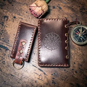 Подарунковий набір шкіряних аксесуарів картхолдер та ключниця з гербом України ручна робота коричневий synthetic.ua - Фото 1