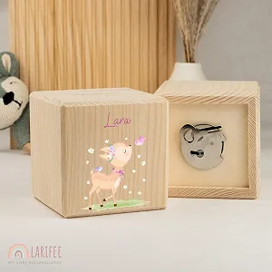 Скарбничка LARIFEE Deer Fawn with Butterfly дерев'яна персоналізована із замком та ключем куб synthetic.ua - Фото 1