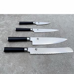 Набір ножів Kai Shun Classic DM-0700: ніж для очищення овочів DM-0701, універсальний ніж + DM-0702 Santoku + DM-0705 хлібний ніж + дошка з дуба 40 x 25 см synthetic.ua - Фото 1