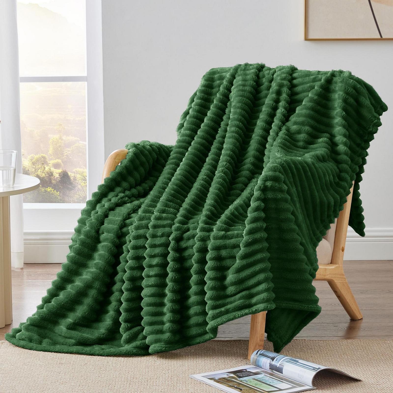 Плед BEDELITE Cuddly Fluffy 150 x 200 см - М'яка XL Фланелева Зелена для дивану, Декоративні Смужки Вельветова Темно-зелена як накидка на диван для вітальні, Двоспальна Плед для широкого використання, фото №7