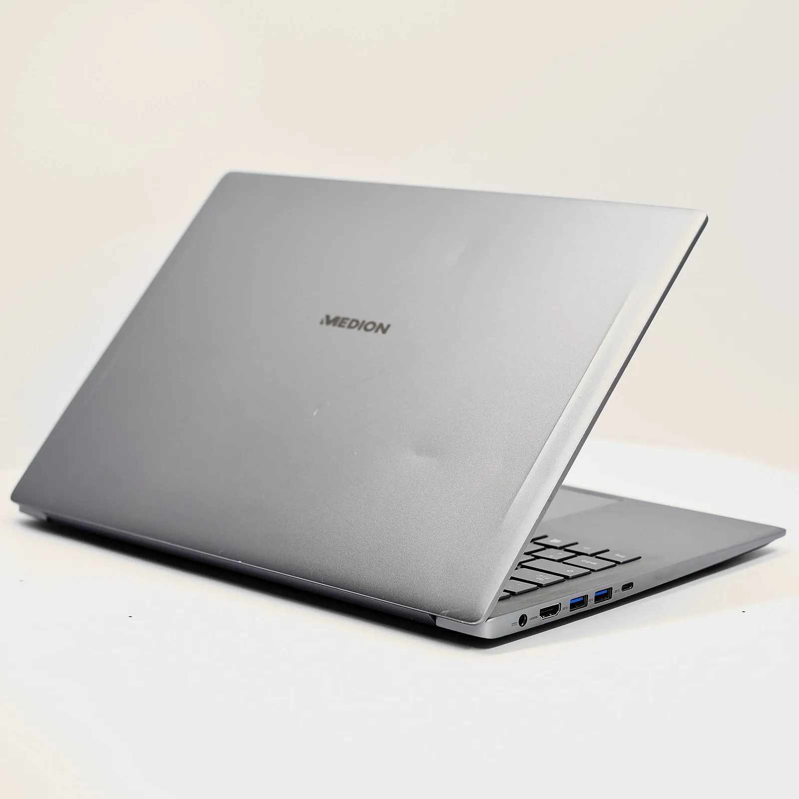 Ноутбук 15.6'' Medion (Lenovo Group) Akoya P15645 | Intel Core i7-8565U | IPS (1920x1080) FullHD | RAM 8 ГБ | SSD 256 ГБ | Nvidia GeForce MX250 | Intel UHD Graphics 620 | Металевий корпус | Win11 (4970), фото №2