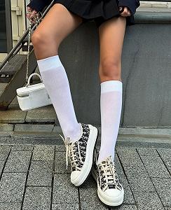 Белые демисезонные гольфы ниже колена для девушки - Фото 1