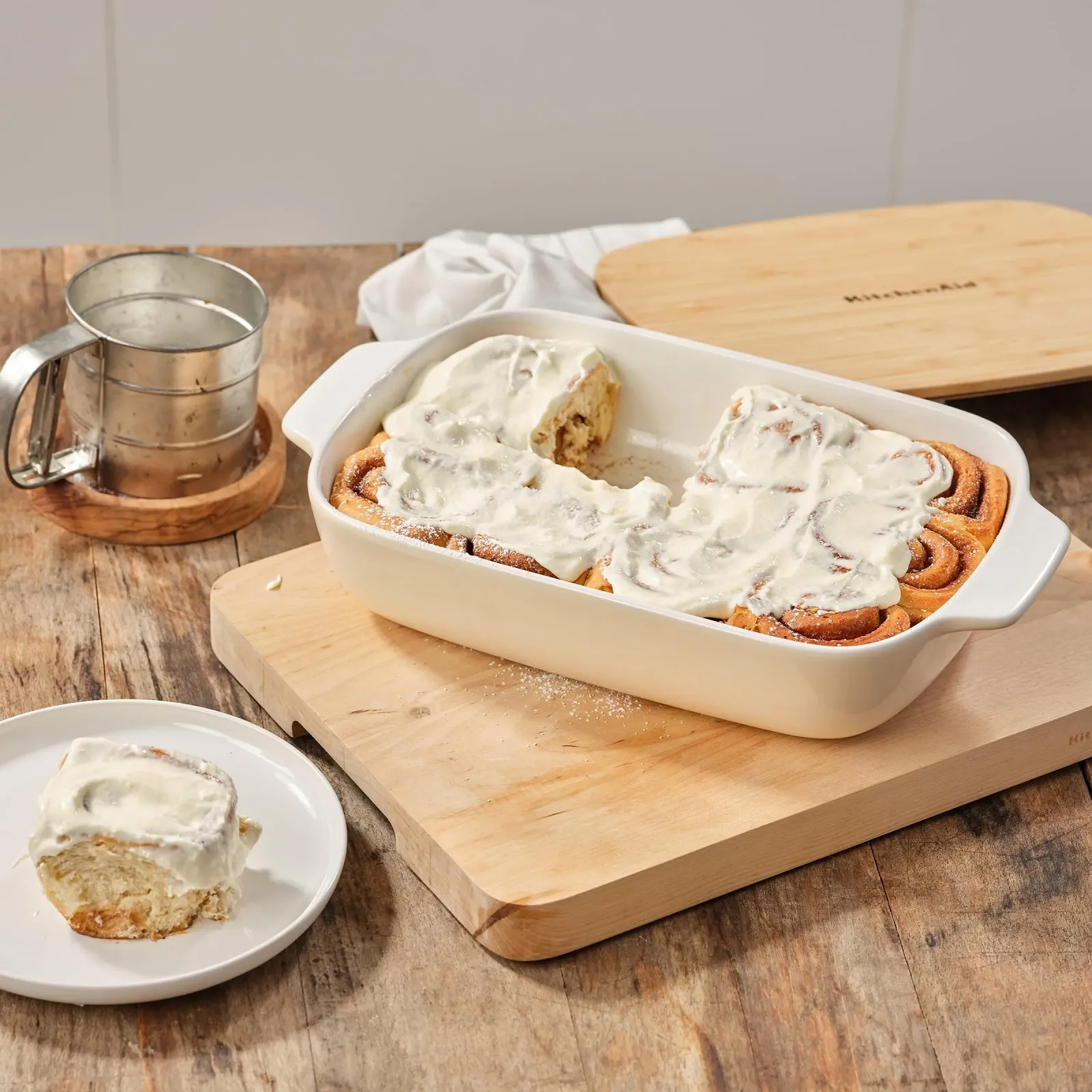 Форма для запекания KitchenAid Stoneware прямоугольная керамическая с бамбуковой крышкой 32 см / 3.8 л Миндальный крем, фото №3 Форма для запекания KitchenAid Stoneware прямоугольная керамическая с бамбуковой крышкой 32 см / 3.8 л Миндальный крем, фото №3