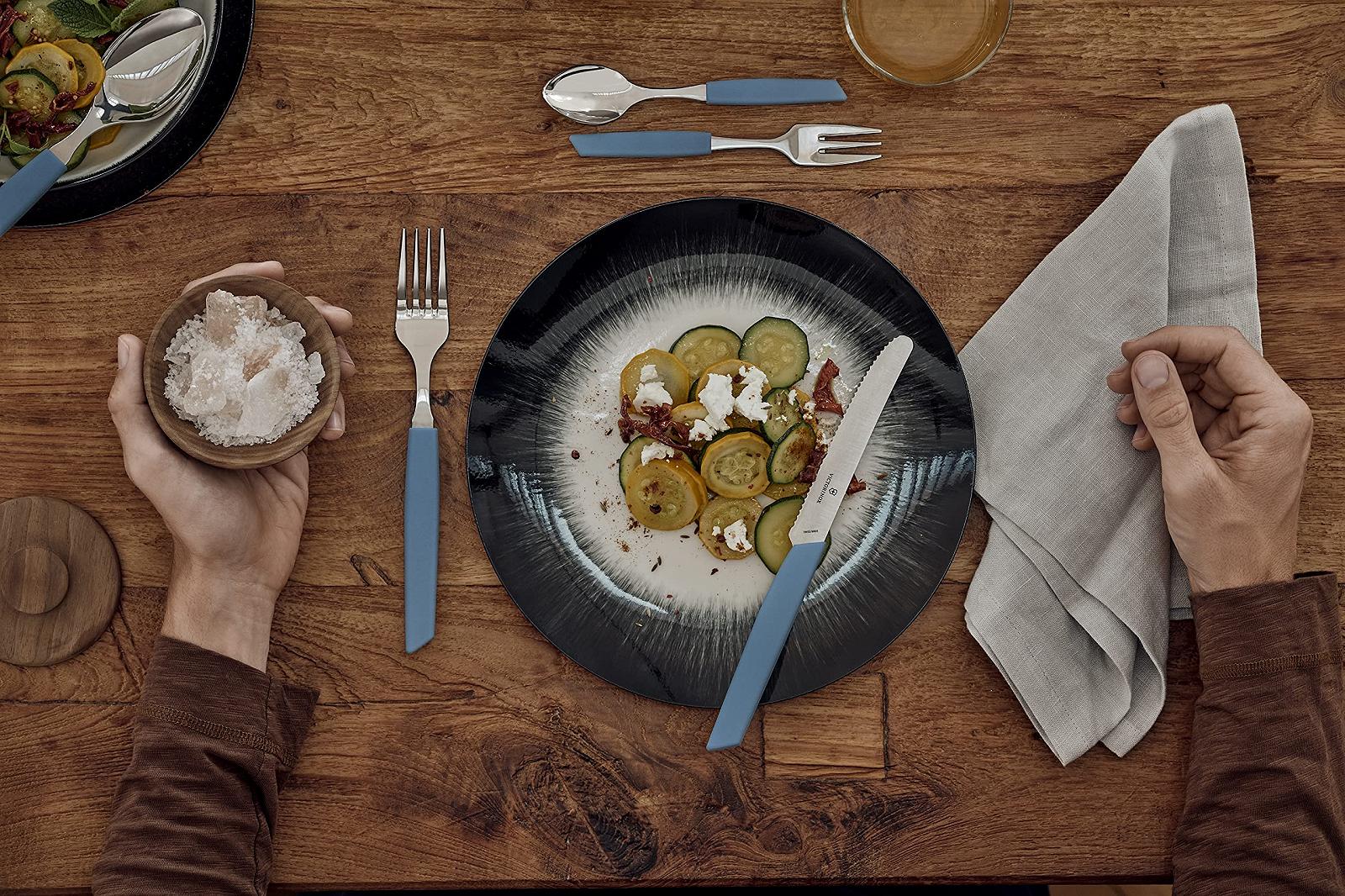 Набор столовых приборов Victorinox Swiss Modern, 12 предметов на 6 персон, васильковый синий, фото №5 Набор столовых приборов Victorinox Swiss Modern, 12 предметов на 6 персон, васильковый синий, фото №5