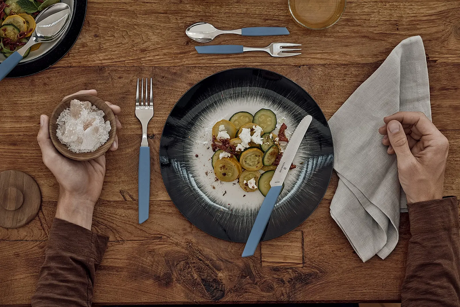 Набір столових приборів Victorinox Swiss Modern, 12 предметів для 6 осіб, волошковий синій, фото №5 Набір столових приборів Victorinox Swiss Modern, 12 предметів для 6 осіб, волошковий синій, фото №5