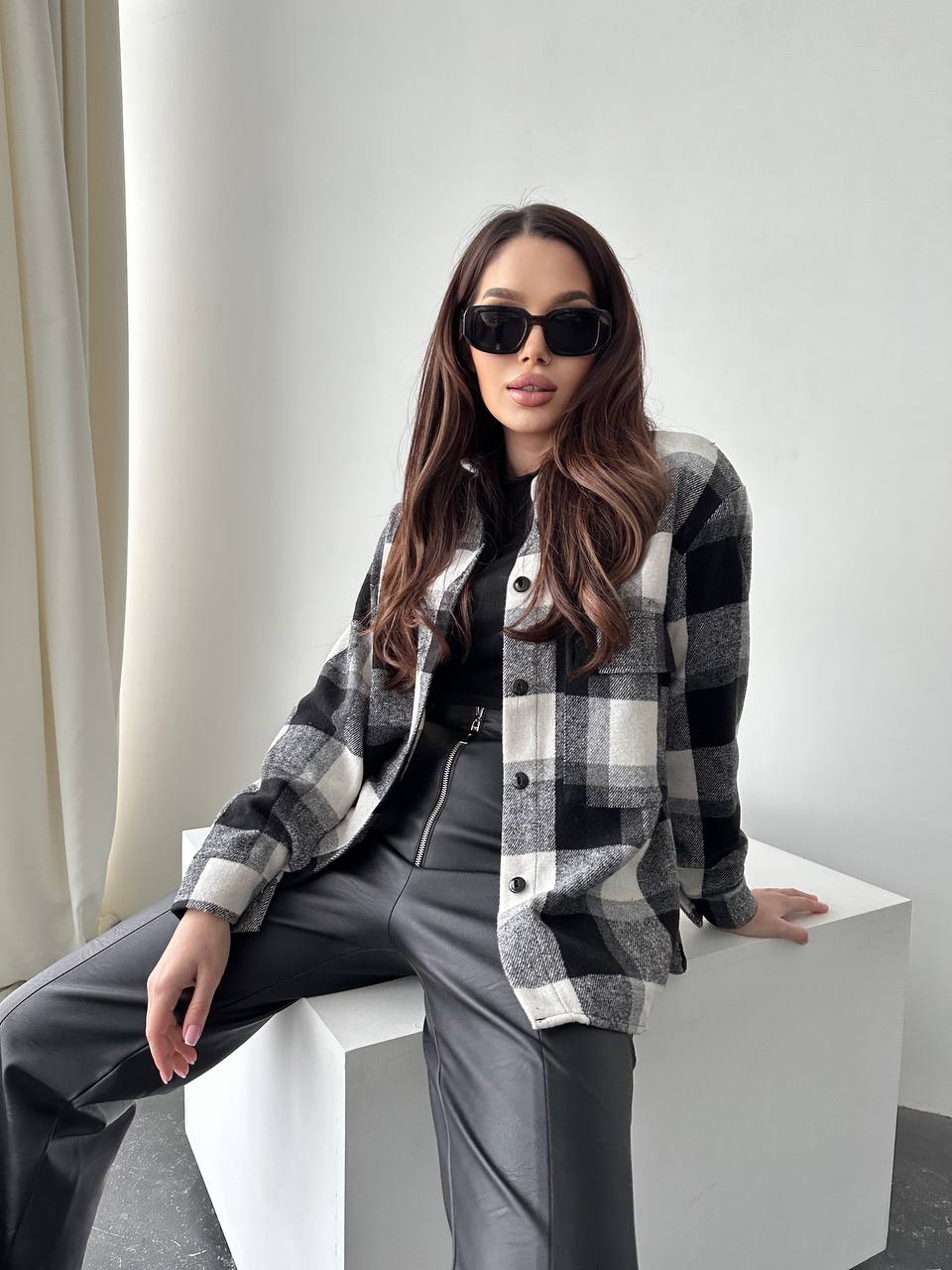Женская теплая хлопковая рубашка в клетку GDF122 цвет черно-белый размер 42/46, фото №3