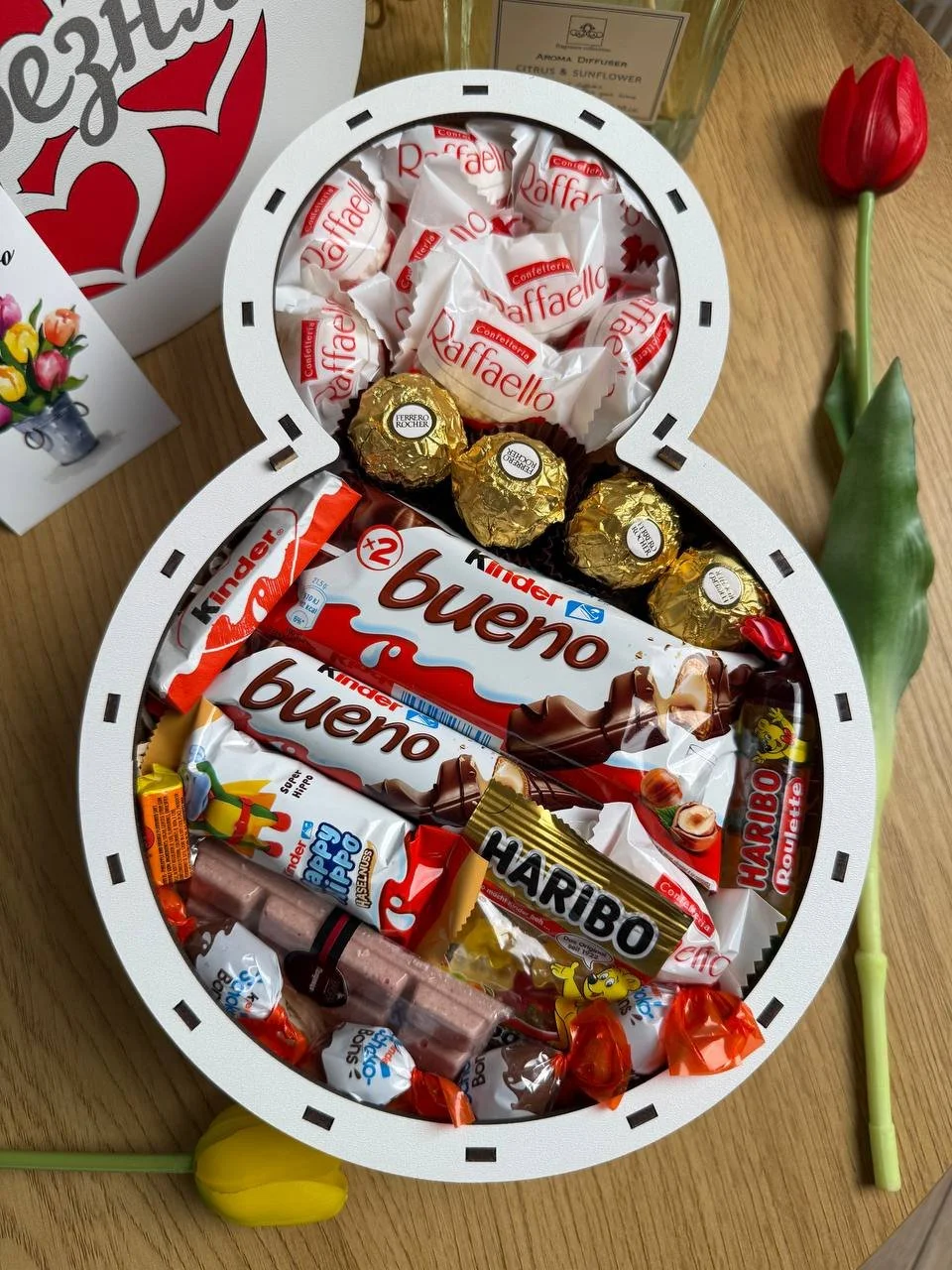 Набір солодощів в подарунковій коробці до 8 березня, фото №2