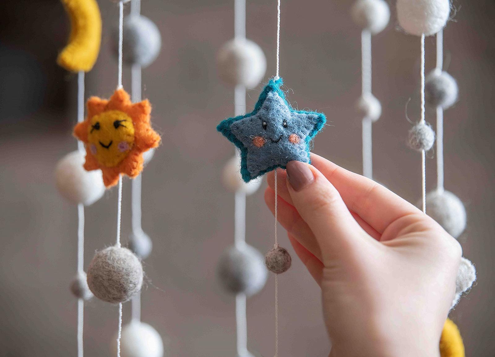 Мобиль naturling Фетр с деревом Яркий цветной подвес для пеленального столика детской кроватки (Солнце, Луна и Звезды), фото №2