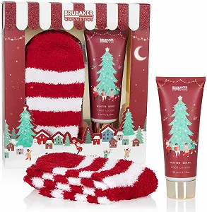 Подарочный набор для ног BRUBAKER Cosmetics Christmas аромат зимних ягод, плюшевые носки и лосьон для ног 110 мл - Фото 1