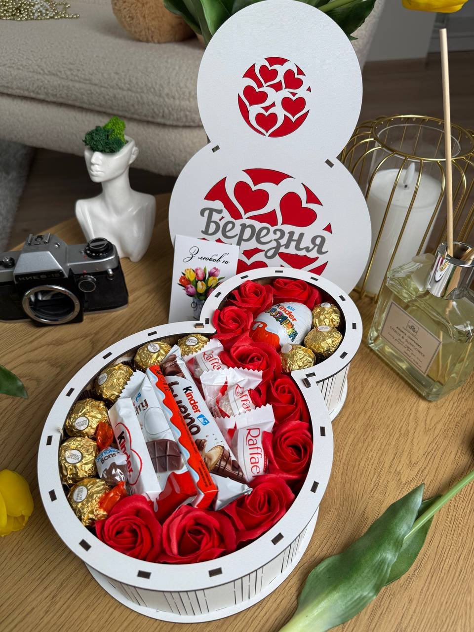 Подарочный бокс на 8 марта с конфетами, фото №3 Подарочный бокс на 8 марта с конфетами, фото №3