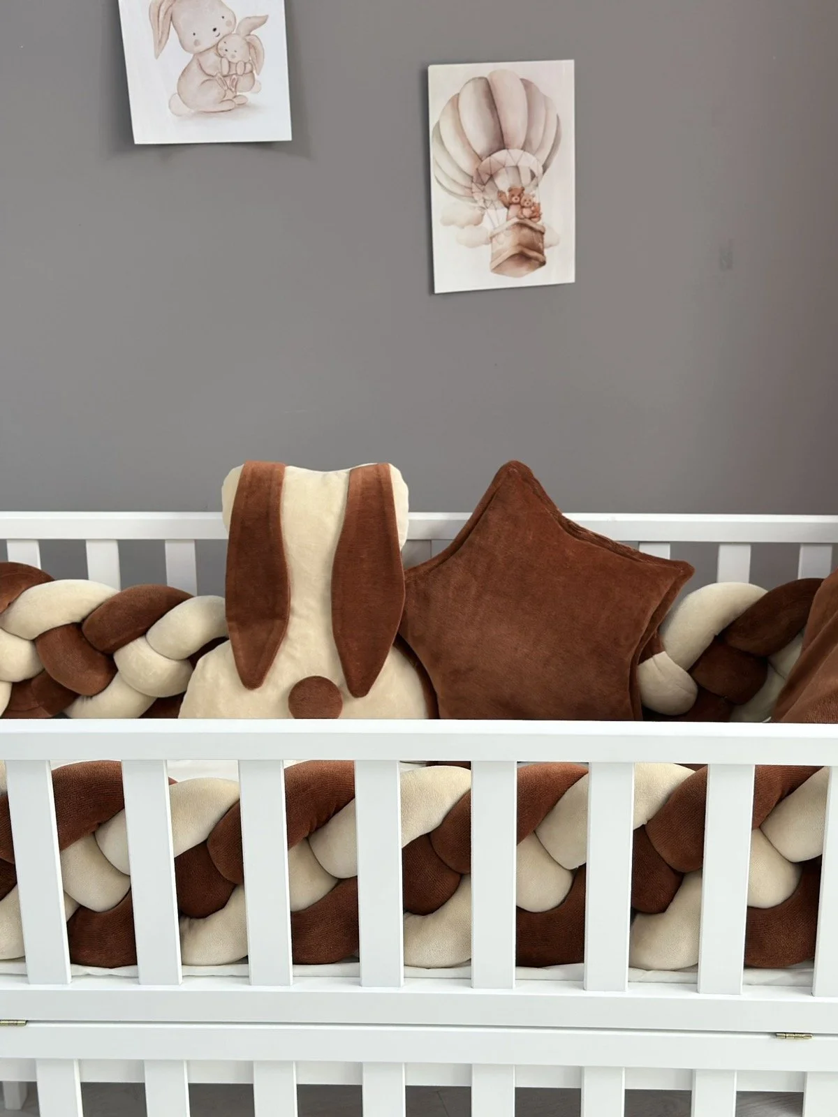 Комплект постельного белья для новорожденного Зайчик с бортиками, игрушками, шоколад, фото №2 Комплект постельного белья для новорожденного Зайчик с бортиками, игрушками, шоколад, фото №2