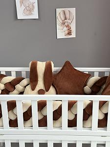 Комплект постільної білизни для новонародженого Зайчик з бортиками іграшками шоколад synthetic.ua - Фото 1