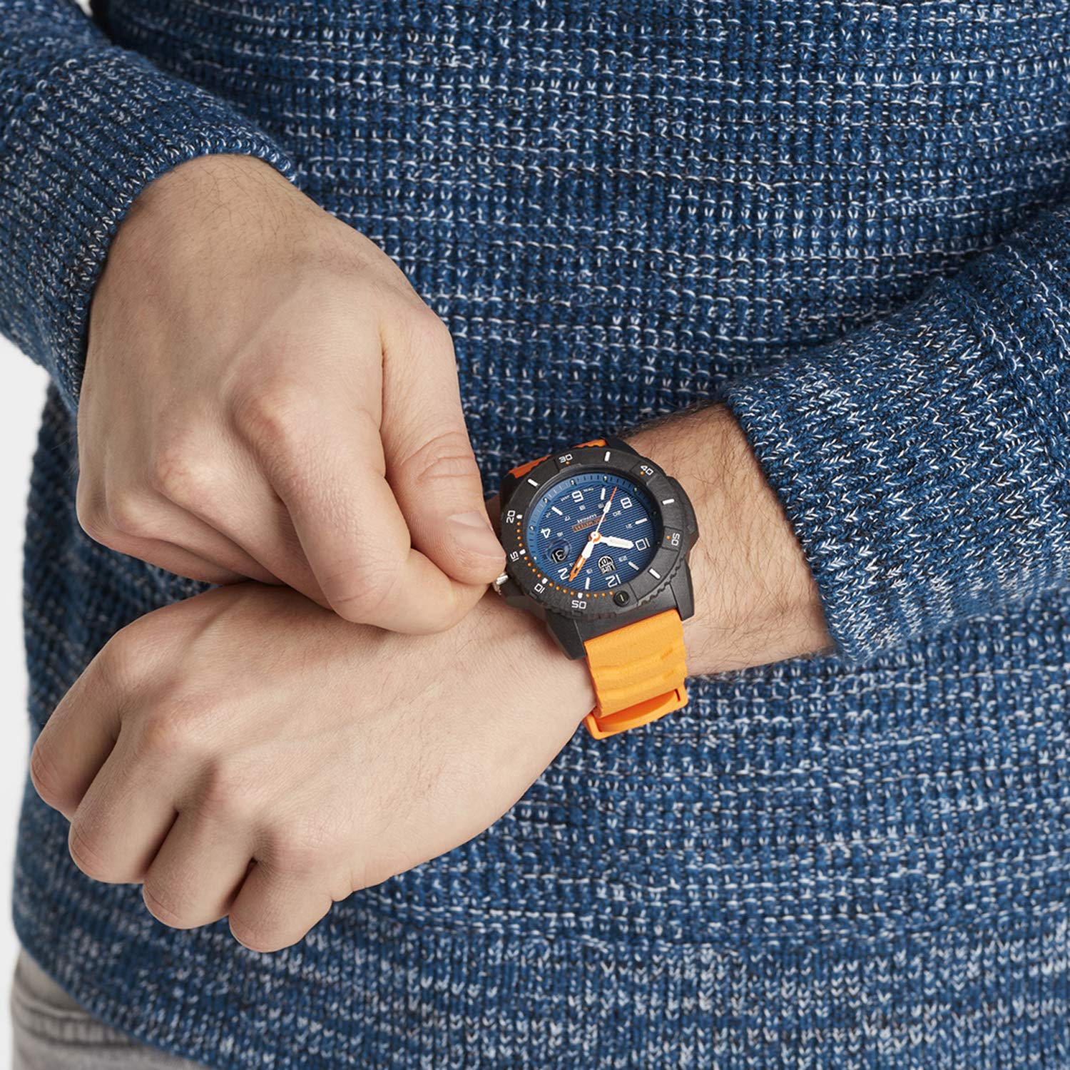 Годинник Luminox Navy Seal XS.3603 для чоловіків 45 мм у помаранчевому/синьому з відображенням дати, водонепроникний на 200 м, сапфірове скло, чорний, серія Sea, фото №6