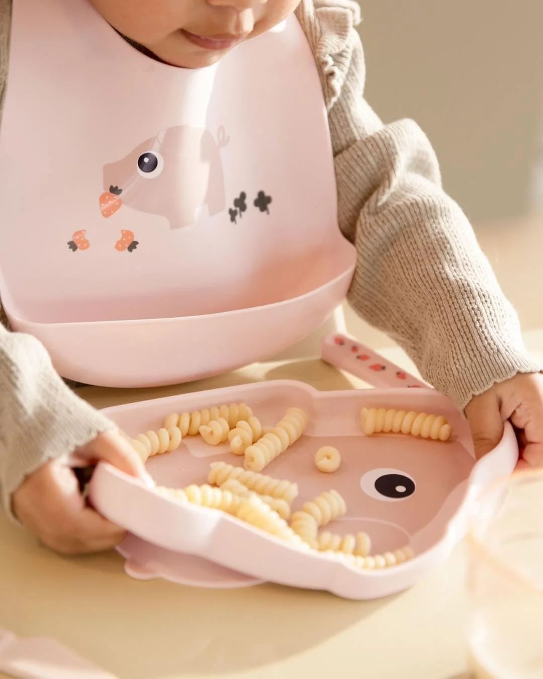 Тарілка Done by Deer Pigee Pink силіконова, фото №8 Тарілка Done by Deer Pigee Pink силіконова, фото №8