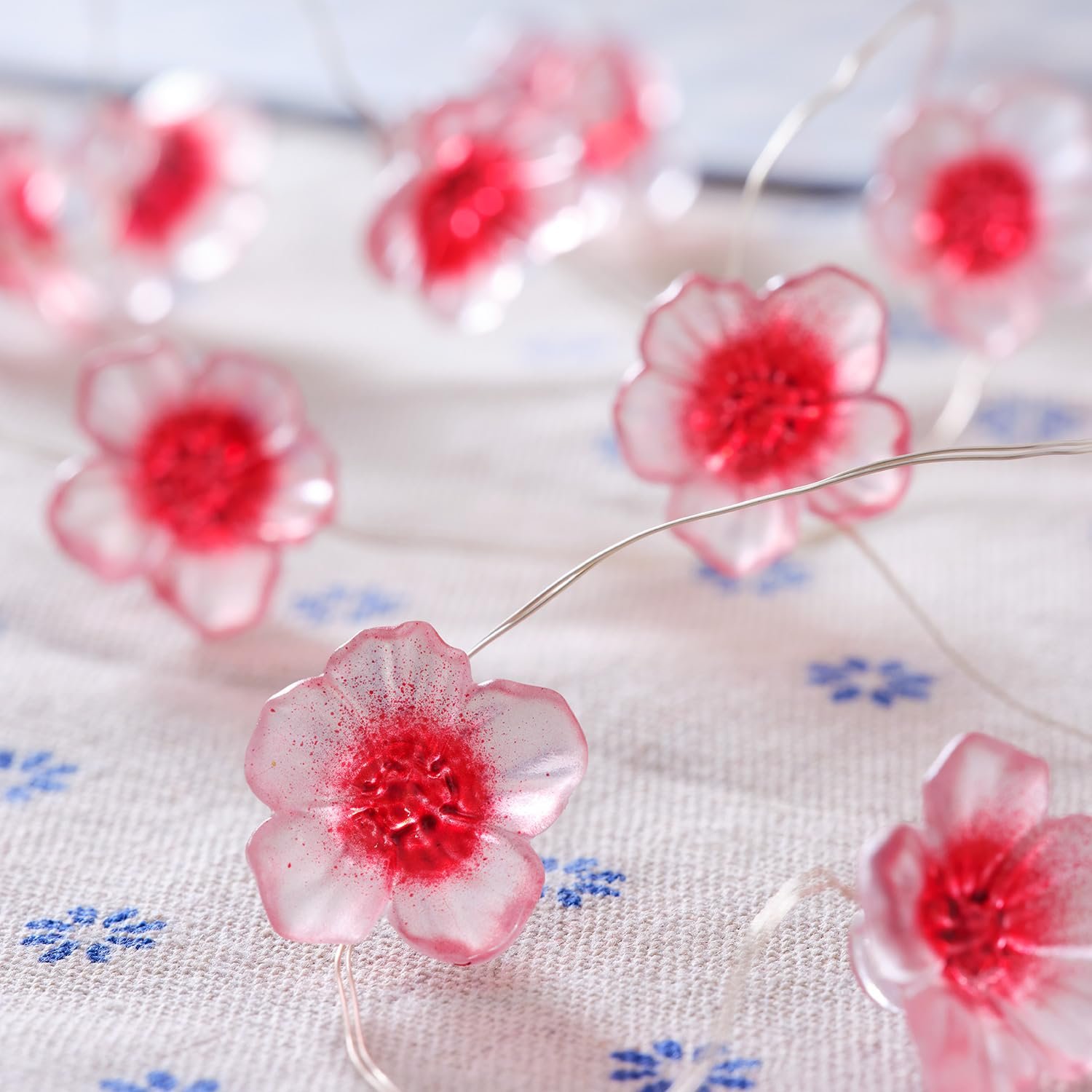 Гірлянда Lights4fun Micro LED Fairy Lights Flowers Sakura Теплий білий з таймером на батарейках для внутрішнього та зовнішнього освітлення. Довжина 2,2 м (включаючи кабель 0,3 м)., фото №2