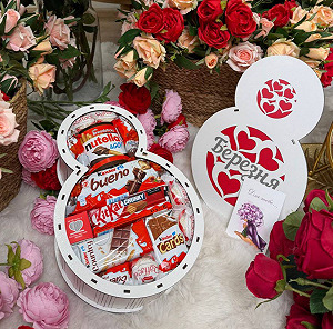 Подарочный набор сладостей на 8 марта для девушки - Фото 1