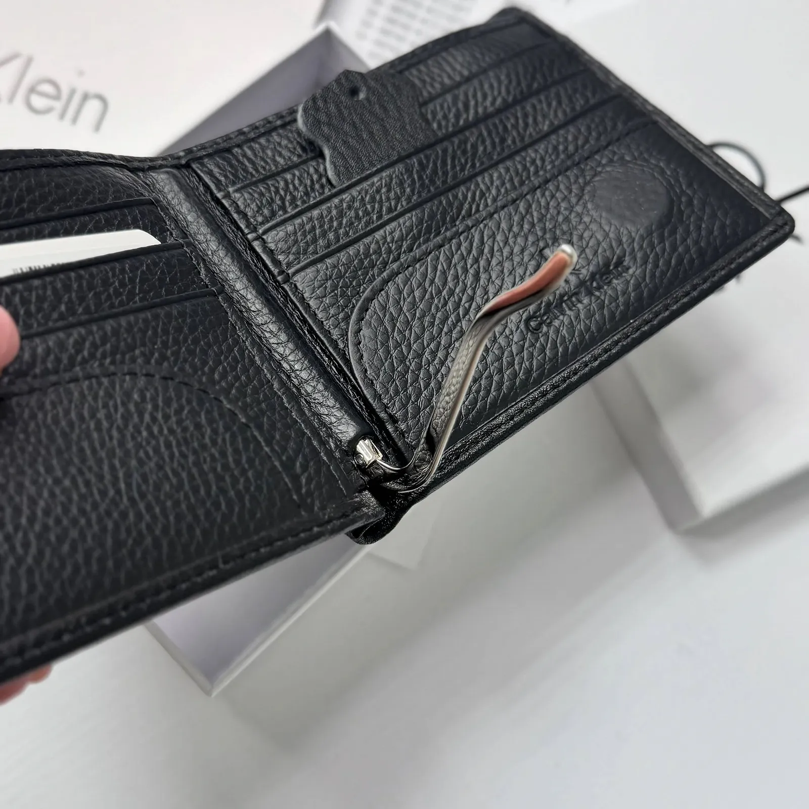 Чоловічий гаманець на магніті шкіряний брендовий Calvin Klein у подарунковій упаковці, фото №6 Чоловічий гаманець на магніті шкіряний брендовий Calvin Klein у подарунковій упаковці, фото №6