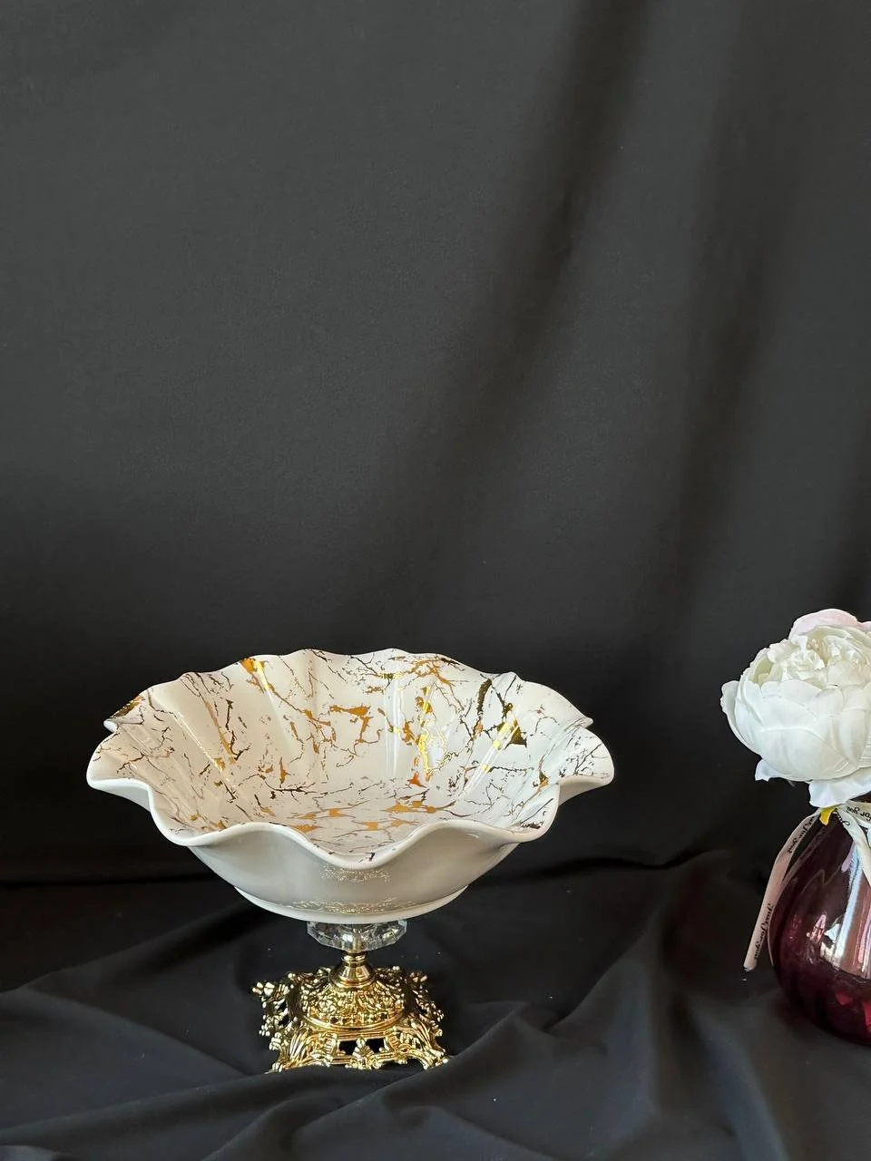Дуже гарна порцелянова цукерниця з золотим розписом 20х20 см, фото №3