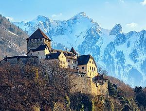 Пазл Lais Puzzle Замок Вадуц, Лихтенштейн, с заснеженными Альпийскими горами на фоне 1000 деталей synthetic.ua - Фото 1