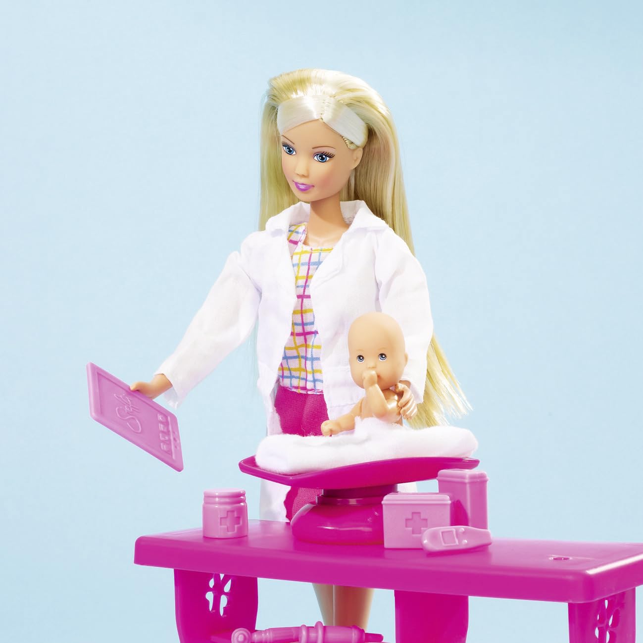 Кукла Simba Steffi Love Baby Doctor Педиатр с 2 куклами, столик для лечения, аксессуары, одетая кукла, 29 см, фото №4 Кукла Simba Steffi Love Baby Doctor Педиатр с 2 куклами, столик для лечения, аксессуары, одетая кукла, 29 см, фото №4