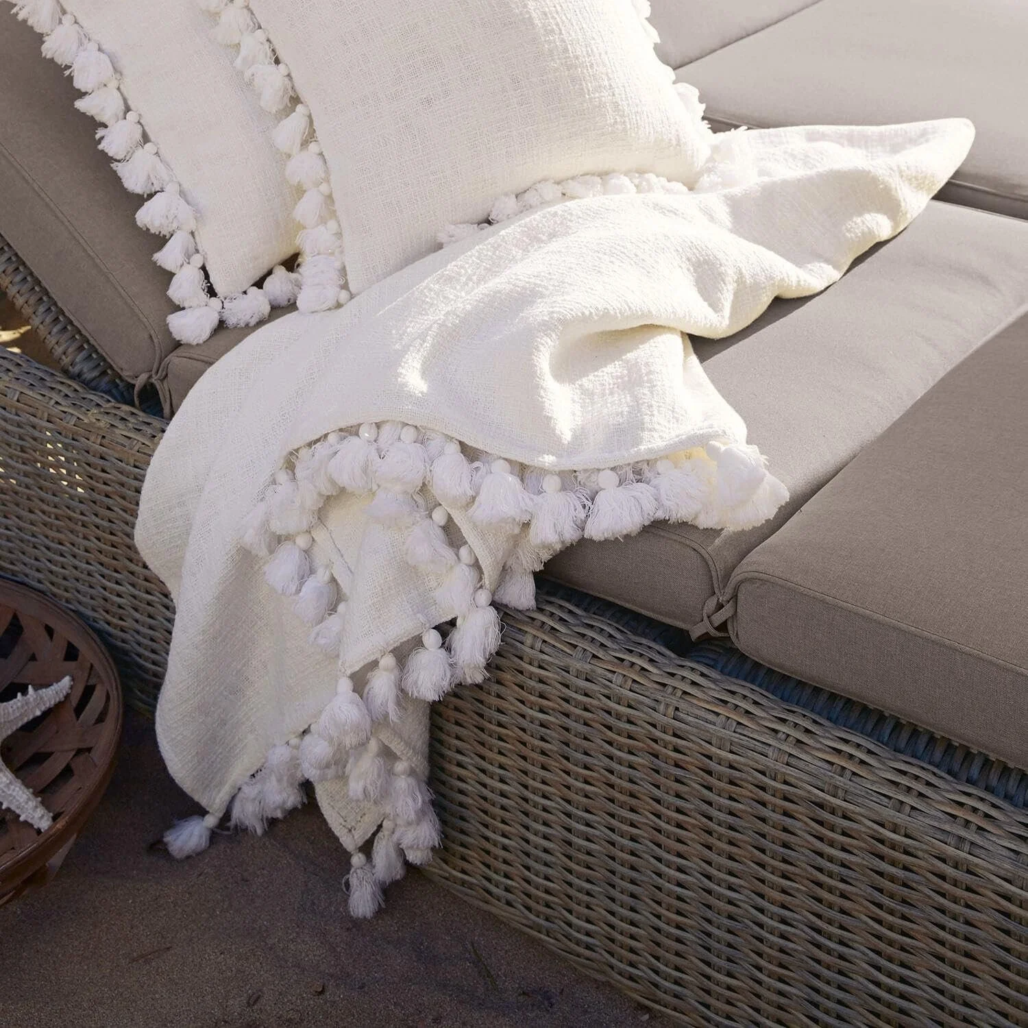 Плед Loberon Amlamé з декоративною бахромою, помпонами, бохо-шик, білий, фото №4