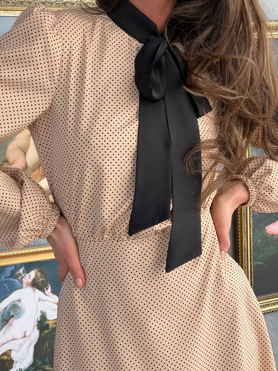 Женское красивое легкое платье в горох миди с бантом SK102 цвет Бежевый размер S, фото №3