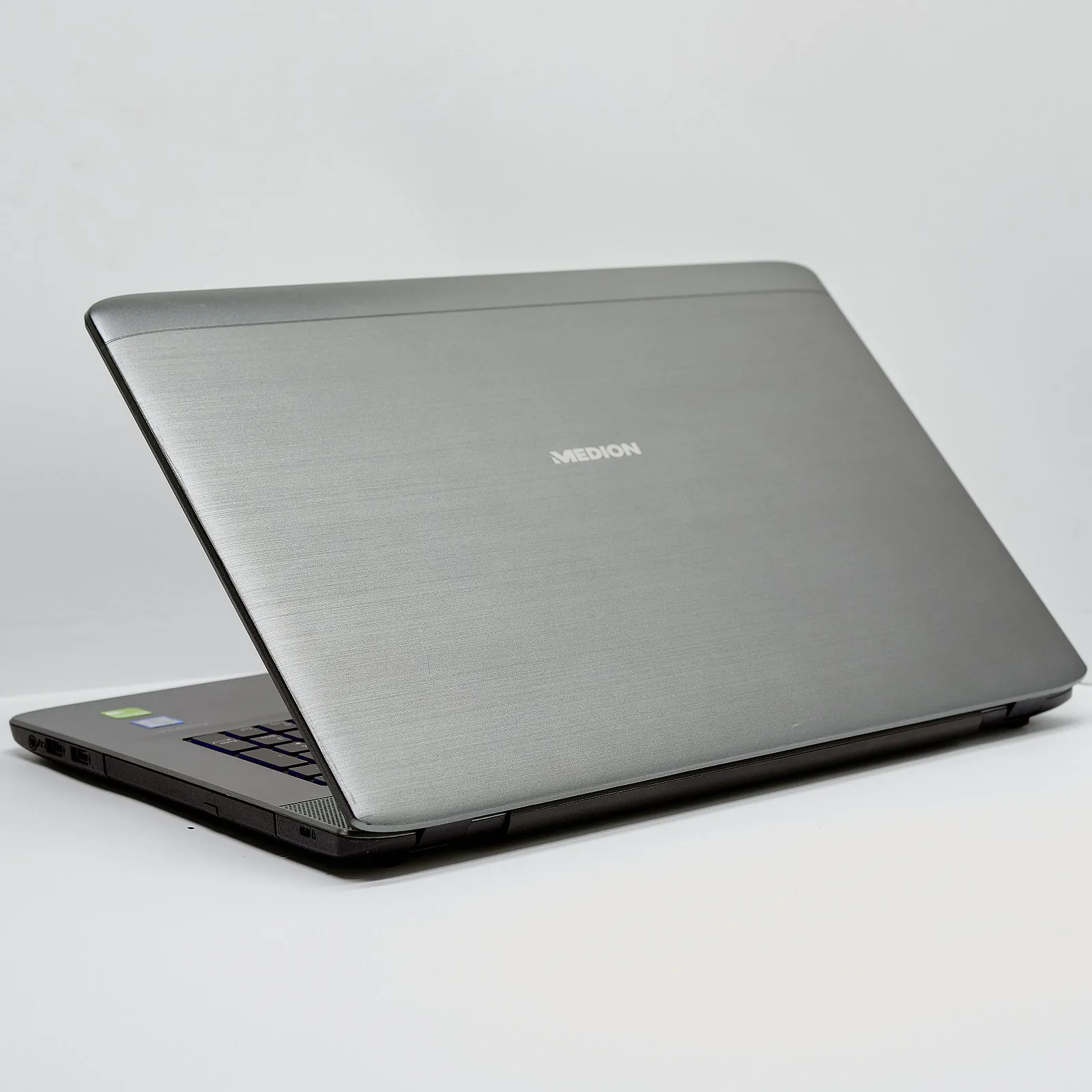 Ігровий ноутбук 17,3" Medion (Lenovo Group) Erazer P7643 Intel i5-6200U RAM 8 ГБ SSD 256 ГБ HDD 1 ТБ Nvidia GTX 950M б/в Win10 (4713), фото №6