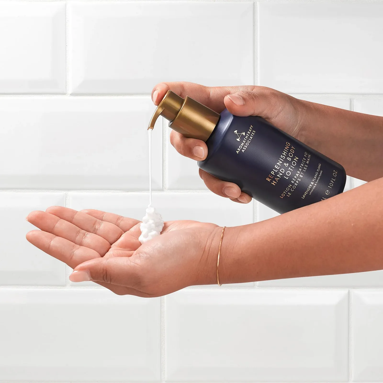 Лосьйон Aromatherapy Associates для рук та тіла Replenishing - для м'яких та шовковистих рук, фото №6