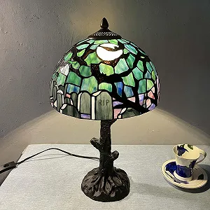 Настільна лампа Bieye L30971 у стилі Тіффані Готичний цвинтар з кажанами та надгробком Темно-синя synthetic.ua - Фото 1