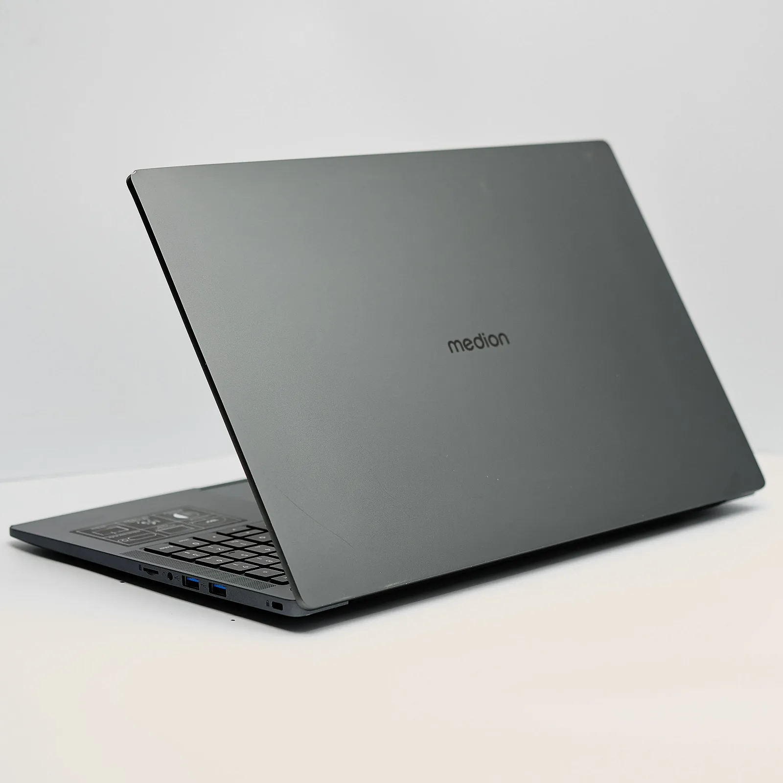 Ноутбук 15.6" Medion (Lenovo Group) Akoya E15223 | Intel Alder Lake N100 | IPS (1920x1080) FullHD | RAM LPDDR5 4 ГБ | SSD 128 ГБ | Intel UHD Graphics | Металевий корпус | Wi-Fi 5 | Win11 (4952), фото №6 Ноутбук 15.6" Medion (Lenovo Group) Akoya E15223 | Intel Alder Lake N100 | IPS (1920x1080) FullHD | RAM LPDDR5 4 ГБ | SSD 128 ГБ | Intel UHD Graphics | Металевий корпус | Wi-Fi 5 | Win11 (4952), фото №6