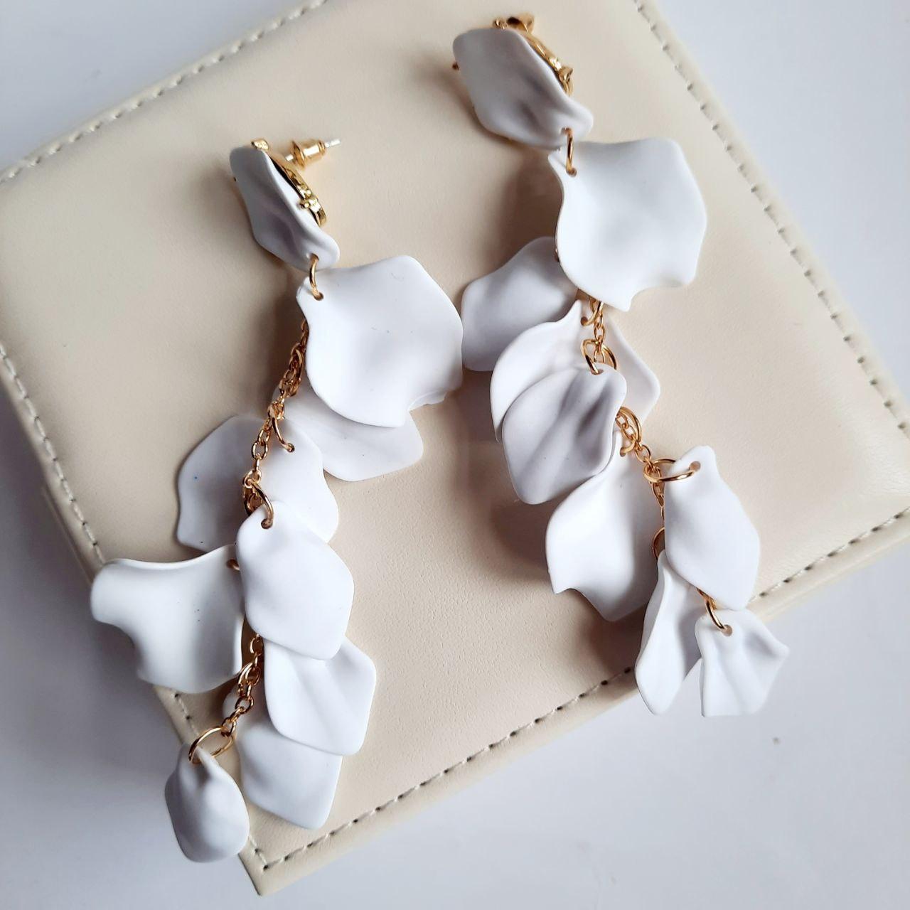 Серьги кисти женские длинные висячие Лепестки белые 8534, фото №3