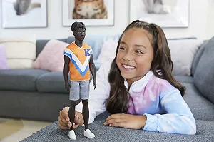 Лялька Barbie Fashionistas Ken з чорним волоссям, спортивна футболка помаранчева, синя та біла, джинсові шорти, білі туфлі synthetic.ua - Фото 1