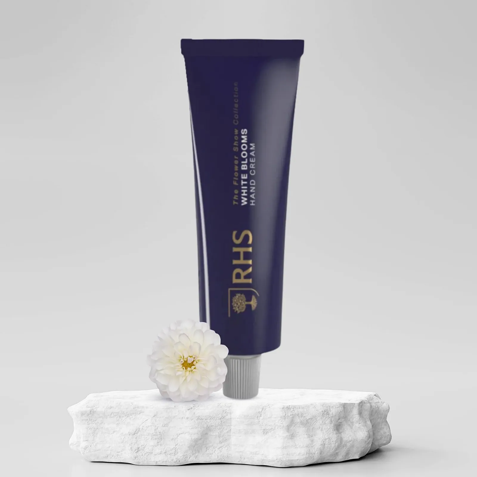 Крем для рук RHS Flower Show White Blooms Зволожуючий з олією ши, з ароматом троянди, жасмину та ванілі - 50 мл, фото №2 Крем для рук RHS Flower Show White Blooms Зволожуючий з олією ши, з ароматом троянди, жасмину та ванілі - 50 мл, фото №2