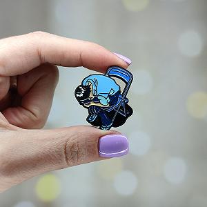 Металлический значок пин Синдзи Икари на стуле Евангелион - Фото 1