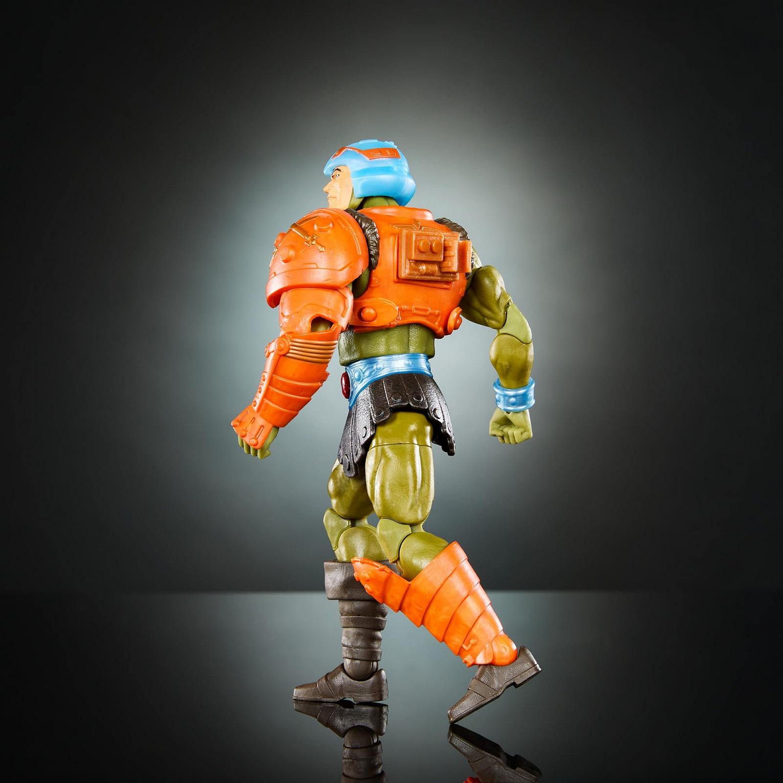Екшн-фігурка Masters of the Universe Masterverse New Eternia Man-At-Arms, 30 рухомих зчленувань, змінна голова, руки та кийок, фото №6