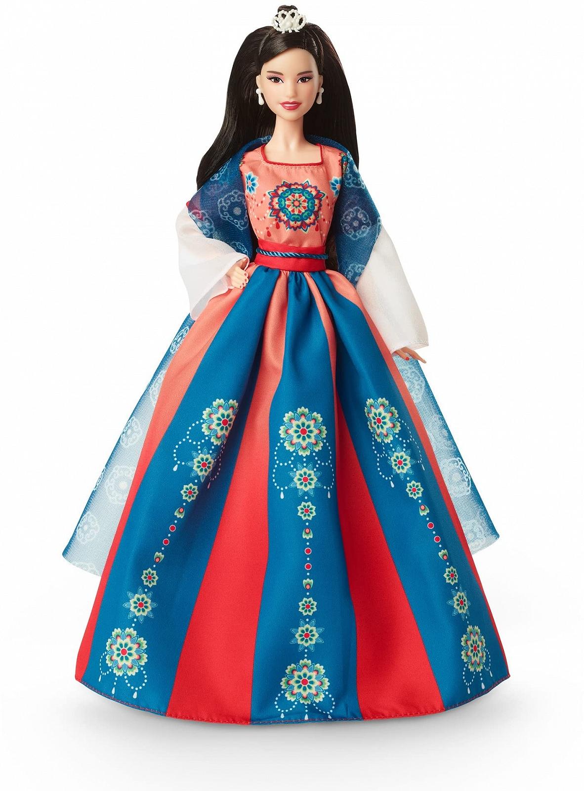 Лялька Barbie Lunar New Year Колекційна з традиційною сукнею Хемфу та китайськими принтами, натхненними печерними розписами Дуньхуан, фото №1 Лялька Barbie Lunar New Year Колекційна з традиційною сукнею Хемфу та китайськими принтами, натхненними печерними розписами Дуньхуан, фото №1